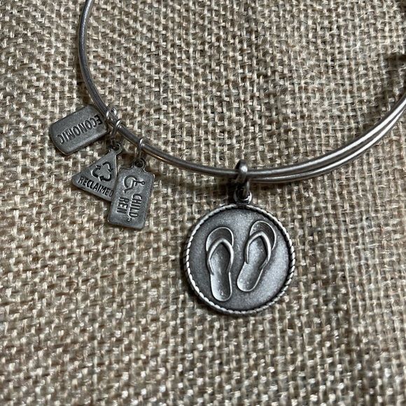 Wind & Fire “Flip Flop” Dangle Charm Bracelet - Picture 2 of 4